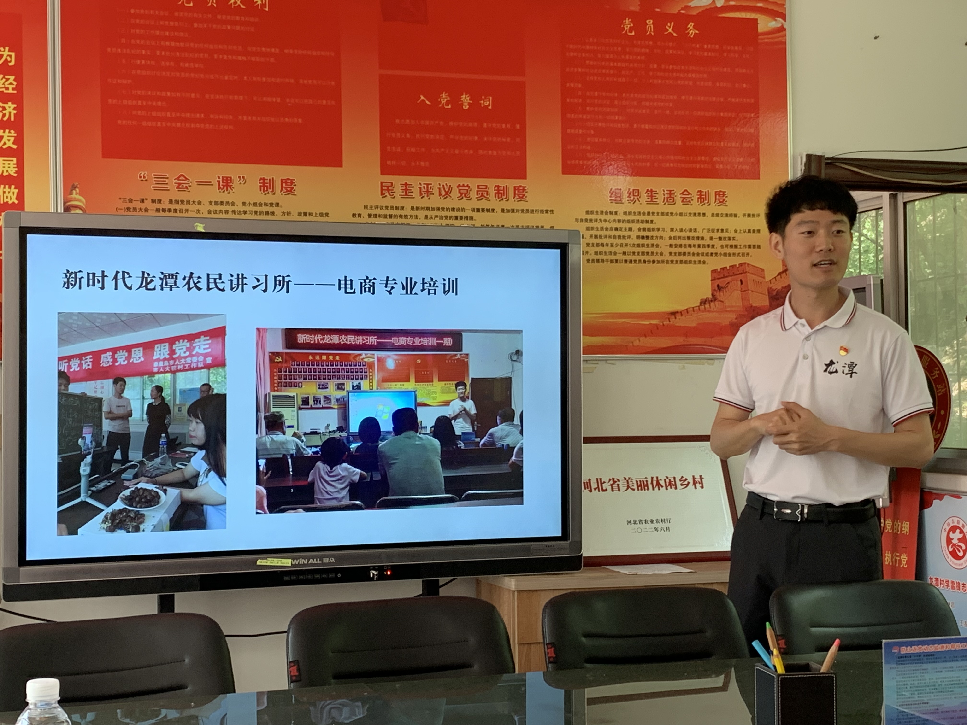 孙震书记向学院师生介绍相关工作情况1