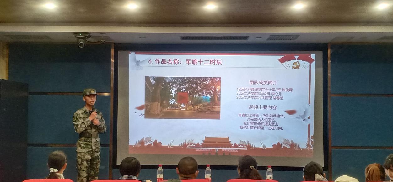 图为陈俊霖同学介绍参赛作品《军旅十二时辰》
